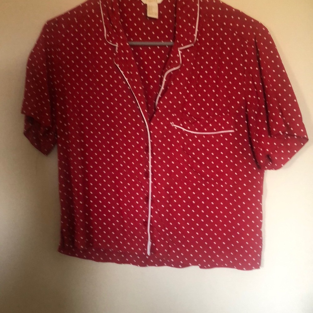 Polka dot button up top